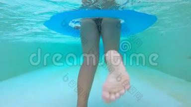 比基尼<strong>泳</strong>装女郎在橡皮<strong>圈</strong>游<strong>泳</strong>池游<strong>泳</strong>。 水下慢动作录像。 泰国。